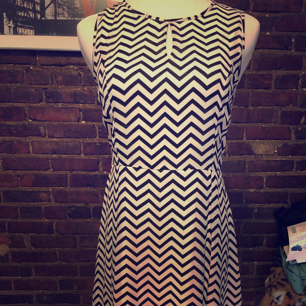Black and White Keyhole Flowy Chevron Dress